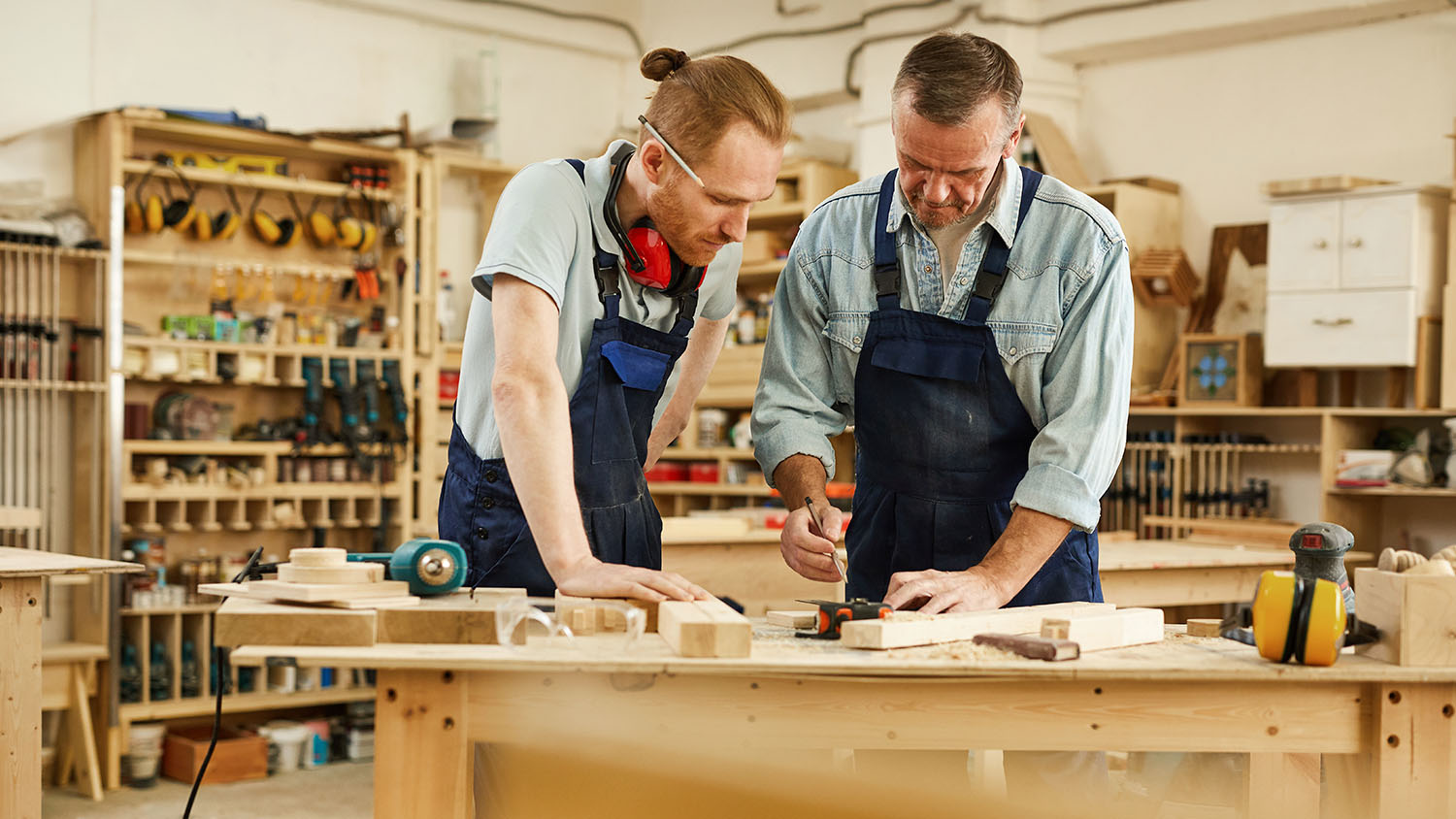 Dos hombres trabajan en una carpintería