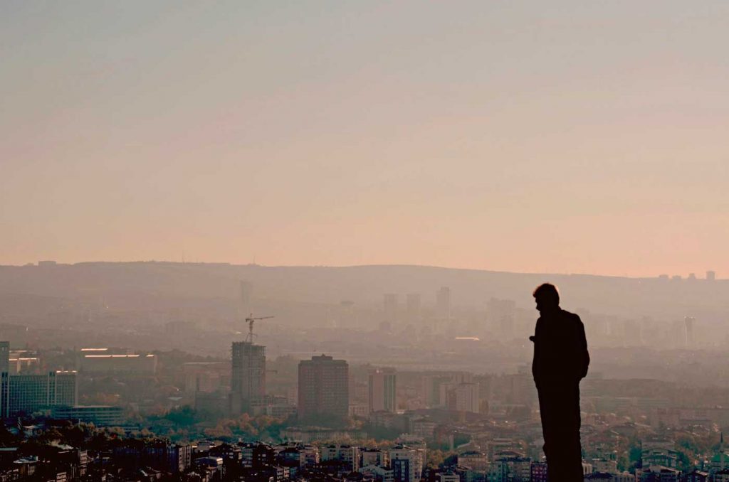 Hombre con ciudad al fondo