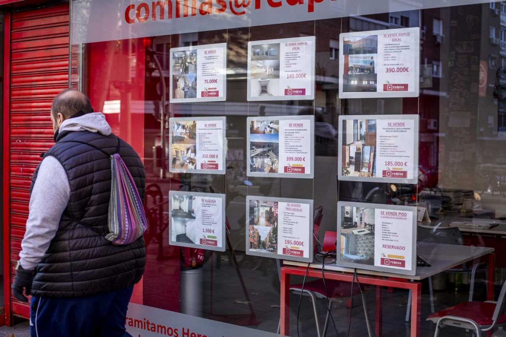 Persona frente a una inmobiliaria