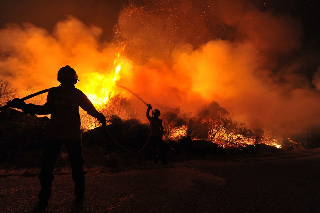 Bomberos apagando un incendio