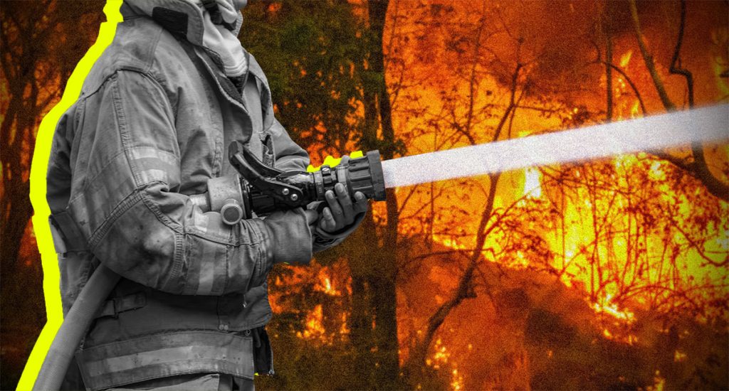 Bombero apagando un incendio forestal