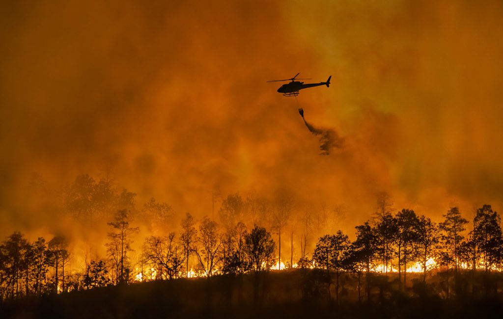 Helicóptero apagando un incendio