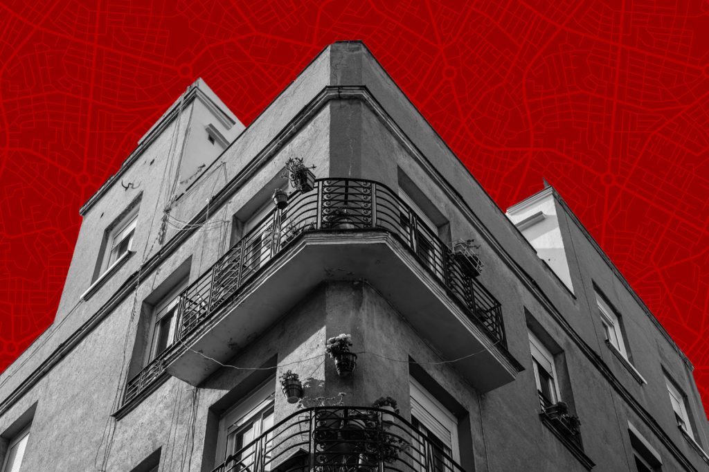 Montaje vivienda con fondo ciudad