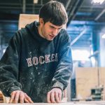 Jóvenes trabajan en b