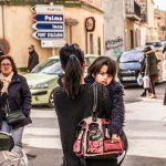 Madre con hija en brazos