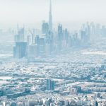 Imagen aérea de una ciudad con nieve