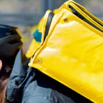 Trabajador ciclista con casco y mochila