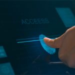 Dedo dejando huella sobre una pantalla táctil