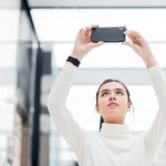 Chica joven con teléfono móvil en las manos