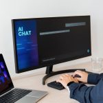 Mujer trabaja inteligencia artificial con dos ordenadores