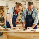 Dos hombres trabajan en una carpintería
