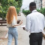 Dos personas de pie en una calle