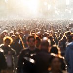 Multitud de gente en una calle