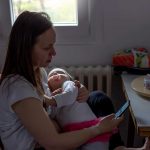 Mujer cuidando de un bebé