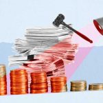 Collage de monedas, papeles y martillo