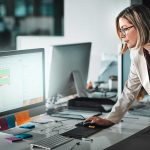 Mujer trabaja frente a un ordenador