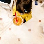 Niña con un bowl de comida entre las manos