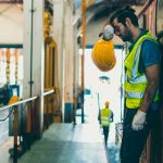Trabajador con casco