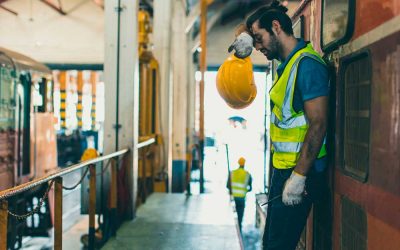 Trabajador con casco