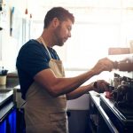 Camarero en una máquina