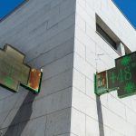 Luminoso de farmacia marcando temperatura alta