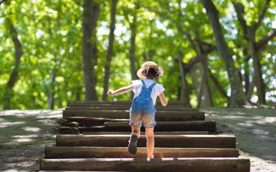 Niña saltando en un parque