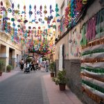 Imagen de un barrio decorado por las fiestas.