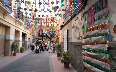 Imagen de un barrio decorado por las fiestas.