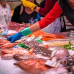 Puesto de pescado en un mercado.