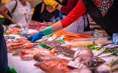 Puesto de pescado en un mercado.
