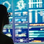 mujer mirando pantallas tecnológicas