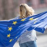 Joven con bandera europea