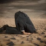 Negacionista escondiendo la cabeza