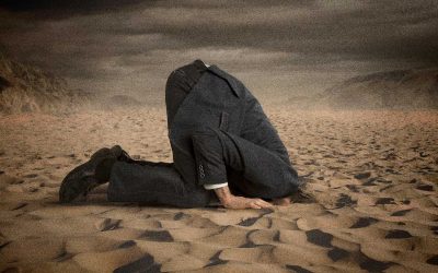 Negacionista escondiendo la cabeza