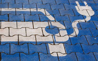 Aparcamiento de coche eléctrico señalizado