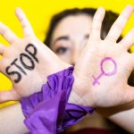 Mujer con manos stop violencia