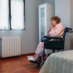 Mujer tercera edad en silla de ruedas