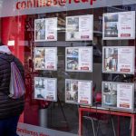 Persona frente a una inmobiliaria