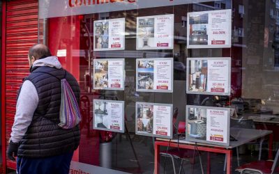 Persona frente a una inmobiliaria