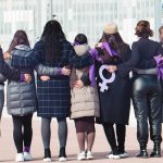 Mujeres feministas abrazadas