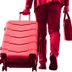 Persona con maleta y maletín