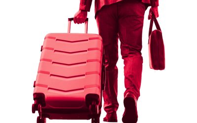 Persona con maleta y maletín