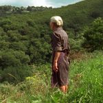 Señora contemplando el paisaje