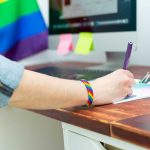Trabajadora LGTBI en oficina