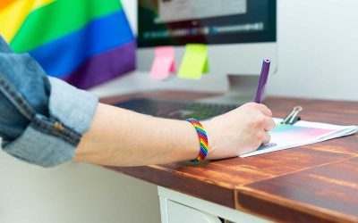 Trabajadora LGTBI en oficina