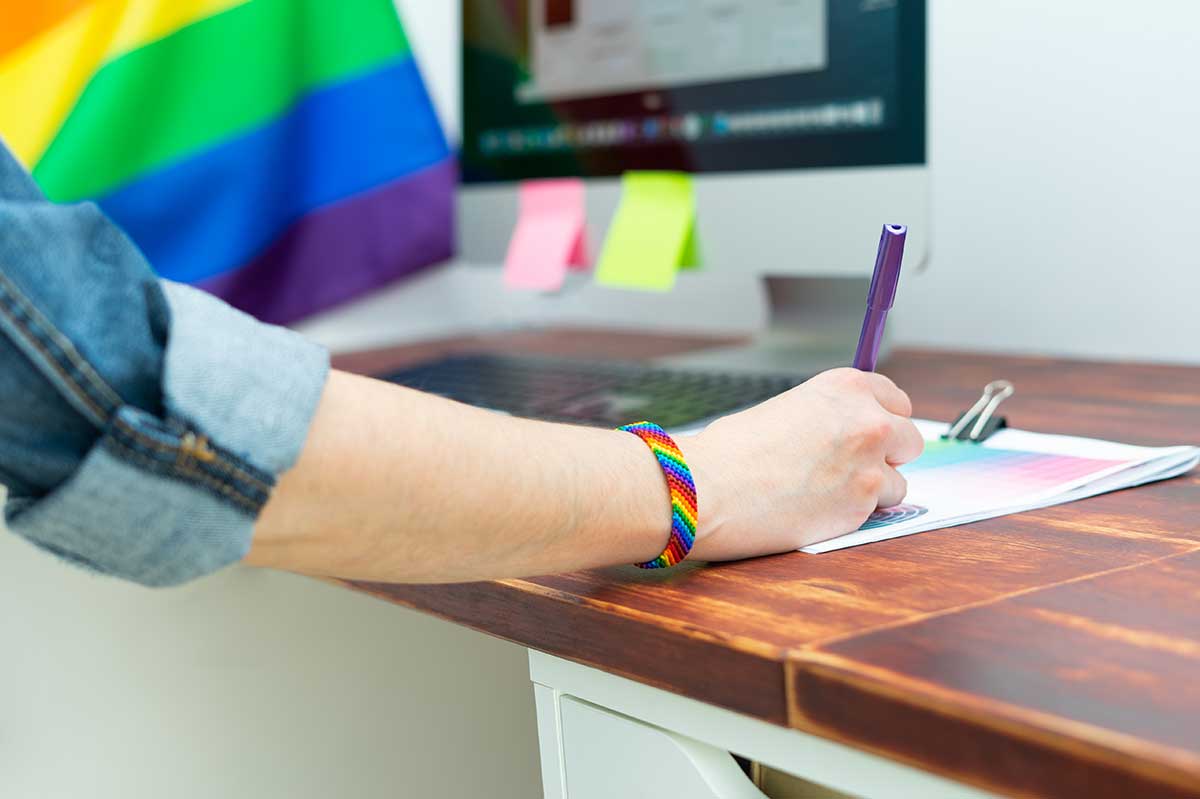 Trabajadora LGTBI en oficina