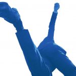 Hombre saltando al vacío