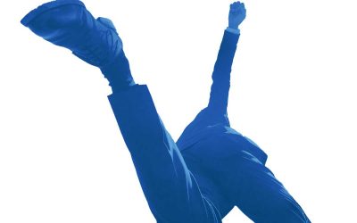 Hombre saltando al vacío