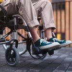 Mujer en silla de ruedas