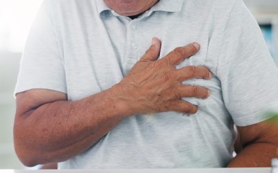 Hombre con la mano apretada en su pecho